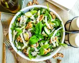Frischer Salat mit Walnüssen und Parmesan – perfekt für das leichte **Essen bei Hitze**.