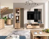 Nowoczesny salon z drewnianymi meblami, telewizorem i schodami.