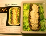 Vitello tonnato recept: skivad kalv med tonfisksås och sallad, bredvid en öppen kokbok med recept.