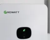 Vit Growatt-enhet med grön löv-symbol, del av ett modernt batterisystem för energilagring.