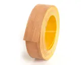 Rollo de cinta de cantear de madera con reverso amarillo, listo para embellecer muebles.