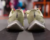 Para biegowych butów Nike, z widocznym ścieraniem butów po zewnętrznej stronie, gotowych na kolejne wyzwania.