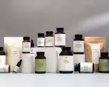 Vielfalt an Nahrungsergänzungsmitteln, darunter Vitamin C. Wann Vitamin C einnehmen? Am besten morgens oder zu den Mahlzeiten für optimale Aufnahme.