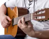 Akordy na gitarze dla początkujących: Zagraj pierwszą piosenkę!