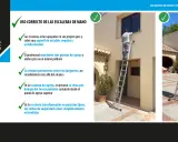 Un hombre usa una escalera de mano para colgar luces. Los peldaños de la escalera son visibles y se enfatiza el uso correcto.