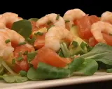 Salade fraîche et colorée : crevettes, avocat, pamplemousse rose, roquette et ciboulette. Un délice léger et savoureux.