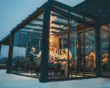 Gemütliches Abendessen im Glasanbau. Die Frage "was kostet ein Wintergarten" stellt sich hier angesichts der Atmosphäre nicht.