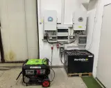 Instalacja do magazynowania energii: falowniki, skrzynka z bezpiecznikami, agregat prądotwórczy i akumulatory. Dowiedz się, jak podłączyć magazyn energii.