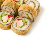 Chrupiące rolki sushi z kurczakiem, sałatą, ogórkiem i czerwoną papryką.