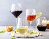 Różne rodzaje kieliszków do wina: czerwone, białe i różowe wino, podane z orzeszkami i popcornem.