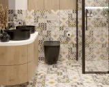 Nowoczesna łazienka w stylu hiszpańskim z czarnymi umywalkami, drewnianą szafką i kolorowymi geometrycznymi płytkami.