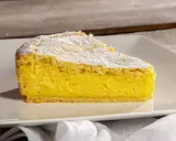 Una fetta di crostata di ricotta, con la sua base dorata e il ripieno cremoso, spolverata di zucchero a velo.