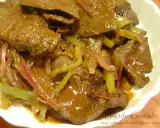 Sabroso hígado encebollado con pimientos verdes y cebolla morada en una salsa rica. Un plato casero reconfortante.