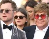 Taron Egerton och Elton John, som spelar rollistan i Rocketman, poserar på röda mattan. Elton bär sina ikoniska hjärtformade glasögon.
