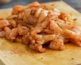 Tiras de pollo crudo sazonadas, listas para preparar unas deliciosas fajitas de pollo.