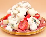 Wykwintna sałatka z szynką parmeńską, serami pleśniowymi, pomidorkami i słonecznikiem.