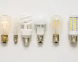 Six ampoules de différents types, dont une ampoule dimmable sur interrupteur normal, alignées sur fond blanc.