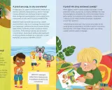 Ilustracja z książki dla 5 latka: dzieci bawią się z pluszakami, chłopiec rysuje, kot zagląda przez drzwi.