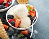 Pyszne lody bez mleka z malinami, borówkami i truskawkami. Idealne na letnie orzeźwienie.