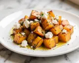Chrupiące bataty z airfryer, posypane serem feta i ziołami, polane oliwą. Pyszna przekąska!