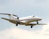 Ein kleiner Jet mit der Kennung OM-OPE hebt vom Boden ab.