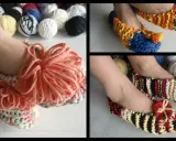 Patrón zapatillas trapillo: zapatillas tejidas a mano con trapillo de colores, con pompones y lazos.