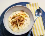 Schüssel mit cremigem Skyr, garniert mit Apfelscheiben und Granola. Perfekt für gesunde Skyr Rezepte.