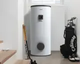 Ein moderner weißer warmwasserspeicher testet seine Leistung neben Golfschlägern und Bällen.