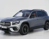 Szary Mercedes GLB 200 z brązowym wnętrzem, prezentujący nowoczesny design i komfort.