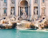 Fontana di Trevi, un must tra le 10 cose da vedere a Roma in 2 giorni. Le sue sculture e l'acqua cristallina incantano.