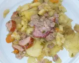 Tradycyjny kociołek z ziemniakami, kiełbasą i mięsem. Pyszny przepis na sycące danie.