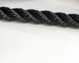 Gros cordage noir tressé, prêt à sécuriser un navire lors de sa prochaine traversée.