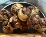 Ein Haufen leckerer Nutella Muffins mit Marmorierung auf einem Teller.