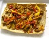 Un wrap poulet poivron, garni de morceaux de poulet et de poivrons colorés, prêt à être dégusté.