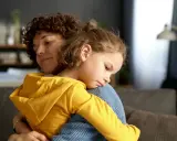 Mama tuli tulą córkę, szukając domowych sposobów na moczenie nocne u dzieci.