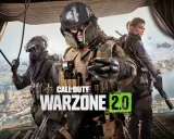 Trzech żołnierzy w pełnym rynsztunku, gotowych do akcji w **Warzone 2.0**. Widok z helikoptera na miasto i morze.