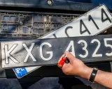 Wymiana tablic rejestracyjnych. Jedna z nich to KXG 4325, druga to C414.