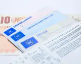 Brytyjskie prawo jazdy, świadectwo kwalifikacji zawodowej kierowcy, karta kierowcy i banknot 10 funtów.