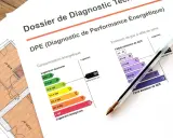 Dossier DPE : diagnostic de performance énergétique, avec échelles de consommation et d'émissions de gaz à effet de serre. Analyse de l'énergie primaire et finale.