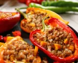 Peperoni ripieni senza carne, un piatto colorato e gustoso. Ripieno di riso e verdure, un'esplosione di sapori.