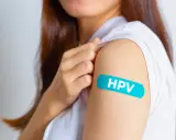 Ramię z plastrem z napisem HPV. Po szczepieniu mam HPV, co z seksem? Bezpieczeństwo przede wszystkim.