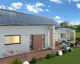 Une maison passive exemple avec panneaux solaires sur le toit, terrasse en bois et jardin verdoyant.