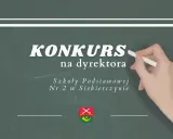 Konkurs na dyrektora Szkoły Podstawowej Nr 2 w Siekierczynie. Dłoń z kredą pisze na tablicy.