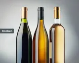 Drei Flaschen Wein: eine dunkle, eine goldene und eine hellgelbe. Alle sind trocken und bereit zum Genuss.