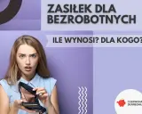 Zaskoczona kobieta pokazuje pusty portfel, zastanawiając się nad wysokością zasiłku dla bezrobotnych, czyli kuroniówki.