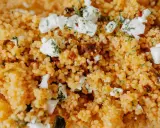 Couscous aux morceaux de feta et herbes. La différence semoule et couscous est subtile, mais ici, le couscous est prêt à être dégusté.