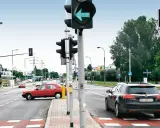 Zielone światło dla lewoskrętu na skrzyżowaniu. Znak S3 informuje o tym kierowców.
