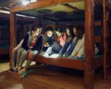 Dziewczyny pod kocem w kopalni soli w Bochni, nocleg w niezwykłym miejscu.