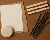 Materiały do zrobienia ramki z kartonu: papier, patyczki, glina.