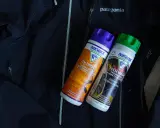 Dwa preparaty Nikwax na czarnej kurtce Patagonia. Dowiedz się, jak prać Gore-Tex, by zachować jego właściwości.
